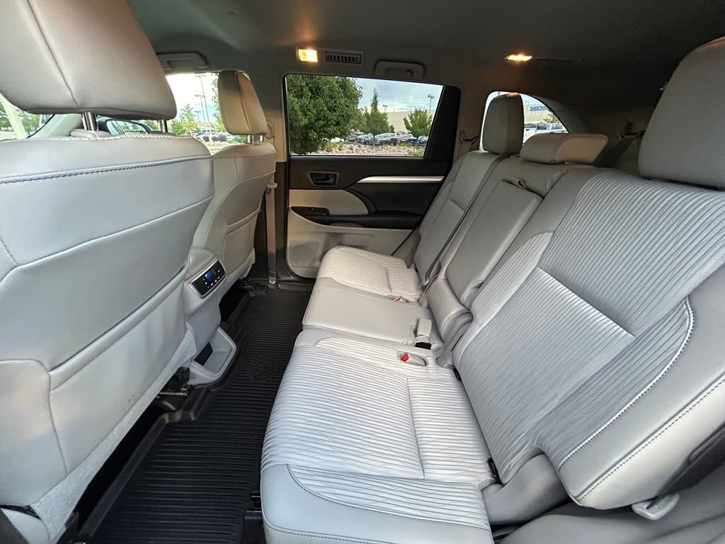 Used 2018 Toyota Highlander Plus AWD/4WD image 27