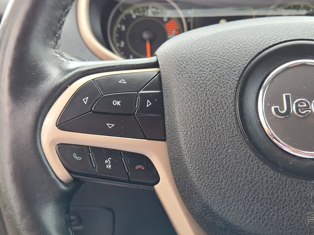 Used 2018 Jeep Cherokee Latitude w/ Cold Weather Group AWD/4WD image 34