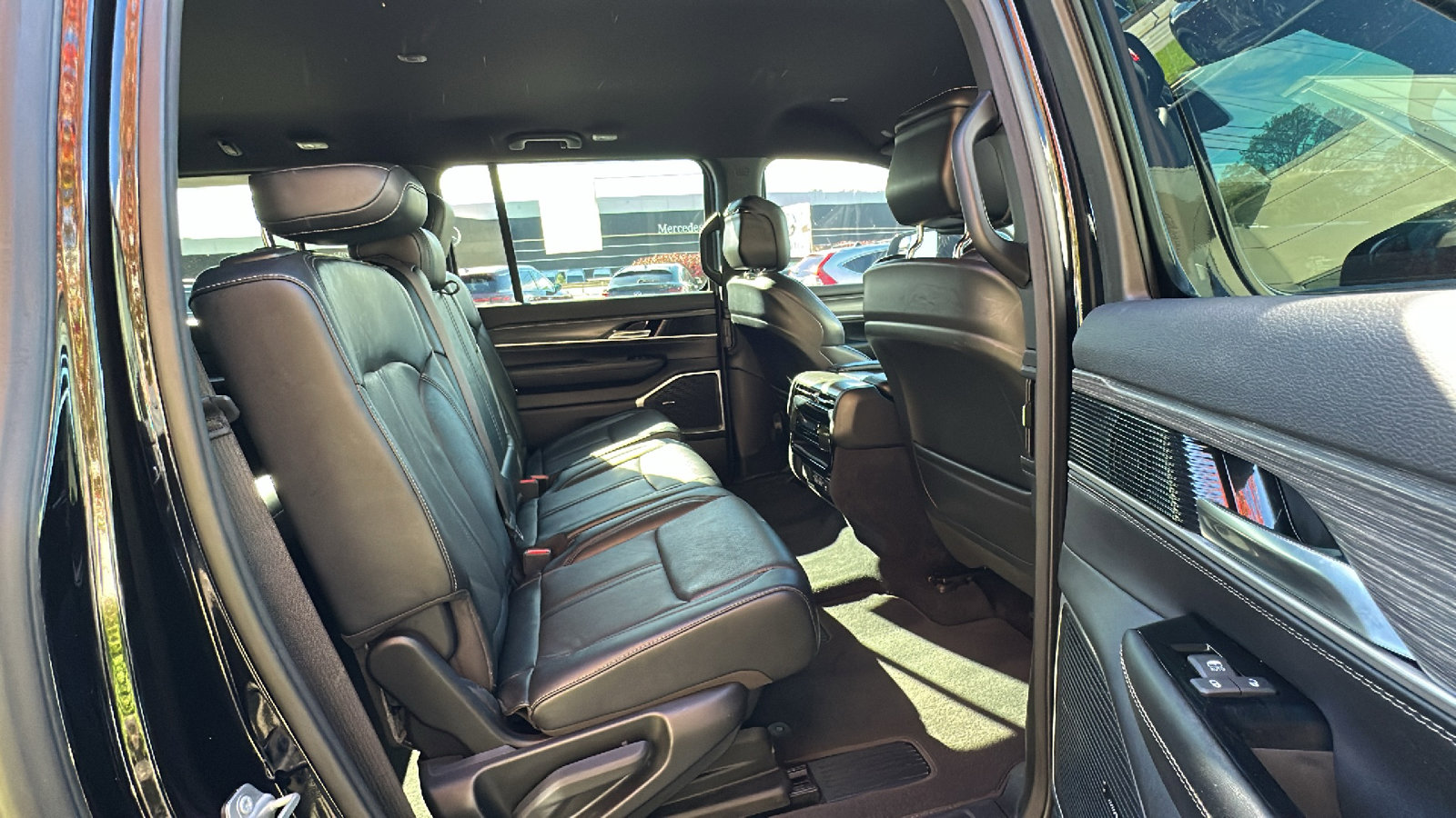 Used 2023 Jeep Wagoneer L Series II image 24