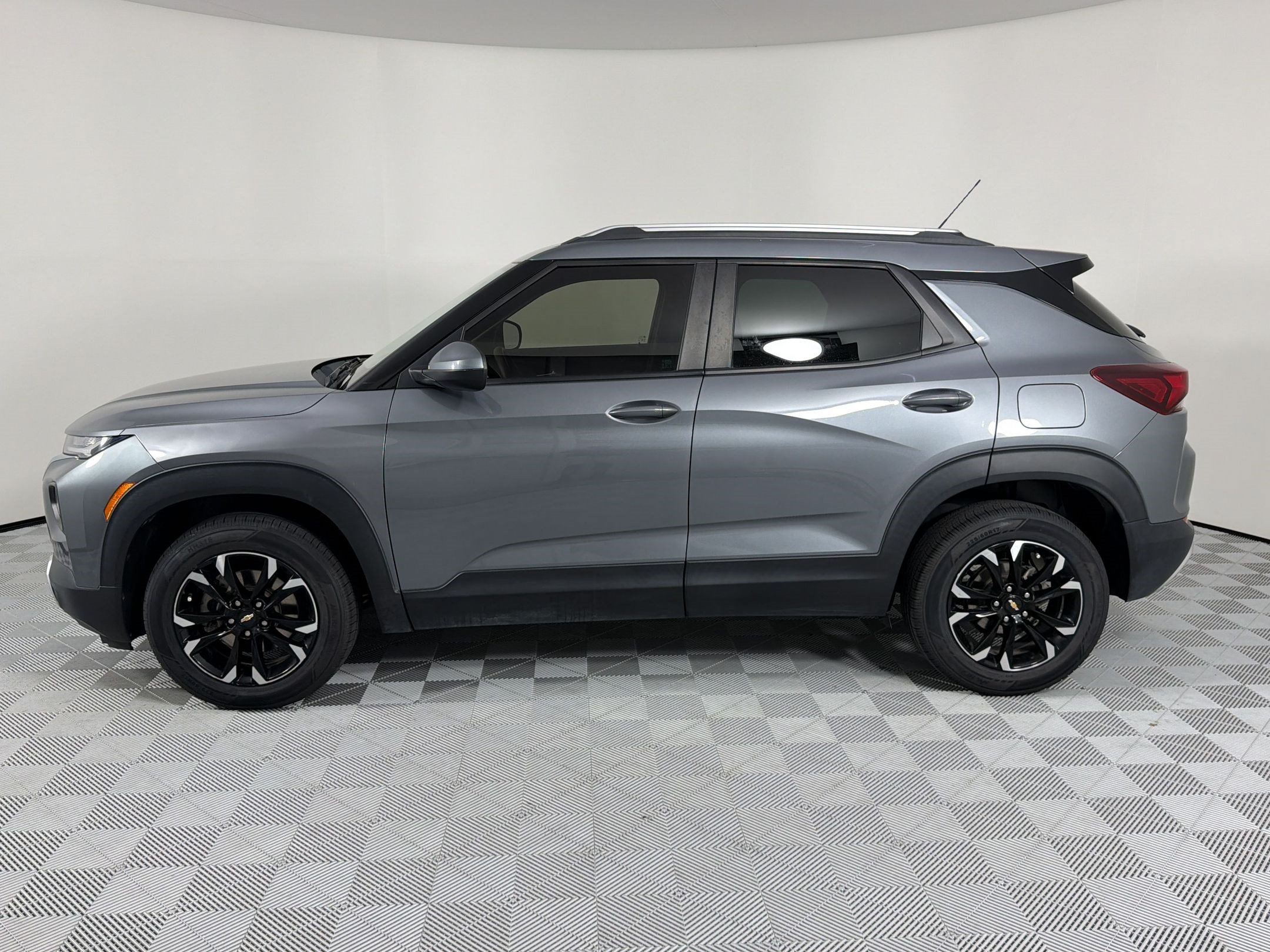 Used 2021 Chevrolet TrailBlazer LT AWD/4WD image 2