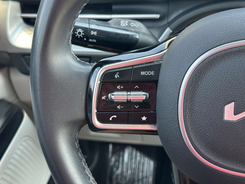 New 2024 Kia Carnival LX FWD image 21