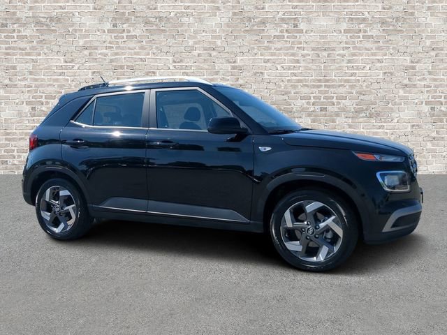 Used 2025 Hyundai Venue SEL FWD image 1