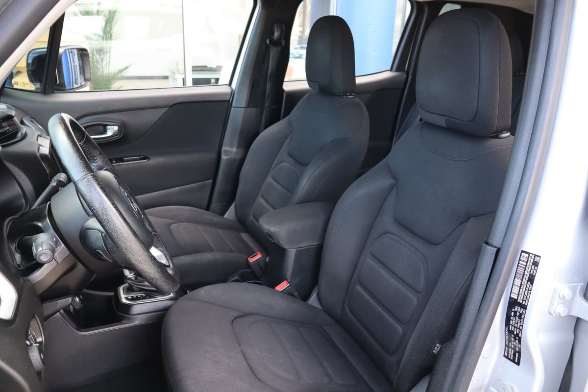 Used 2018 Jeep Renegade Latitude w/ Cold Weather Group AWD/4WD image 11