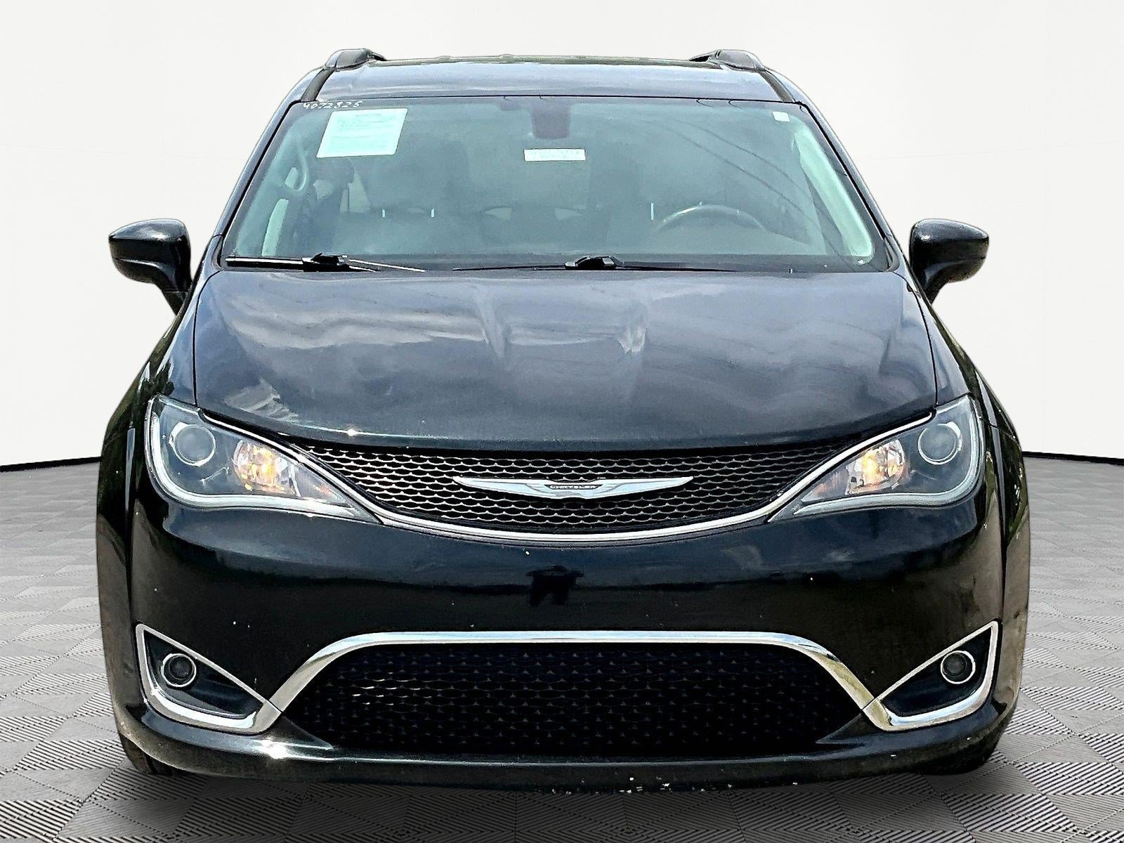Used 2017 Chrysler Pacifica Touring-L FWD image 10