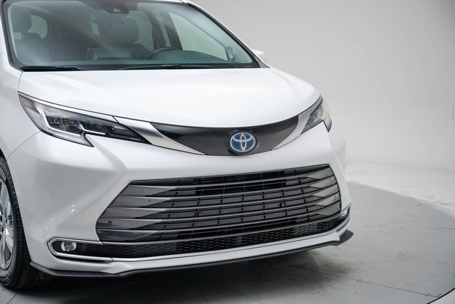 Used 2022 Toyota Sienna Limited image 9