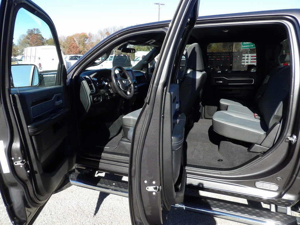 Used 2022 RAM 3500 Big Horn AWD/4WD image 9