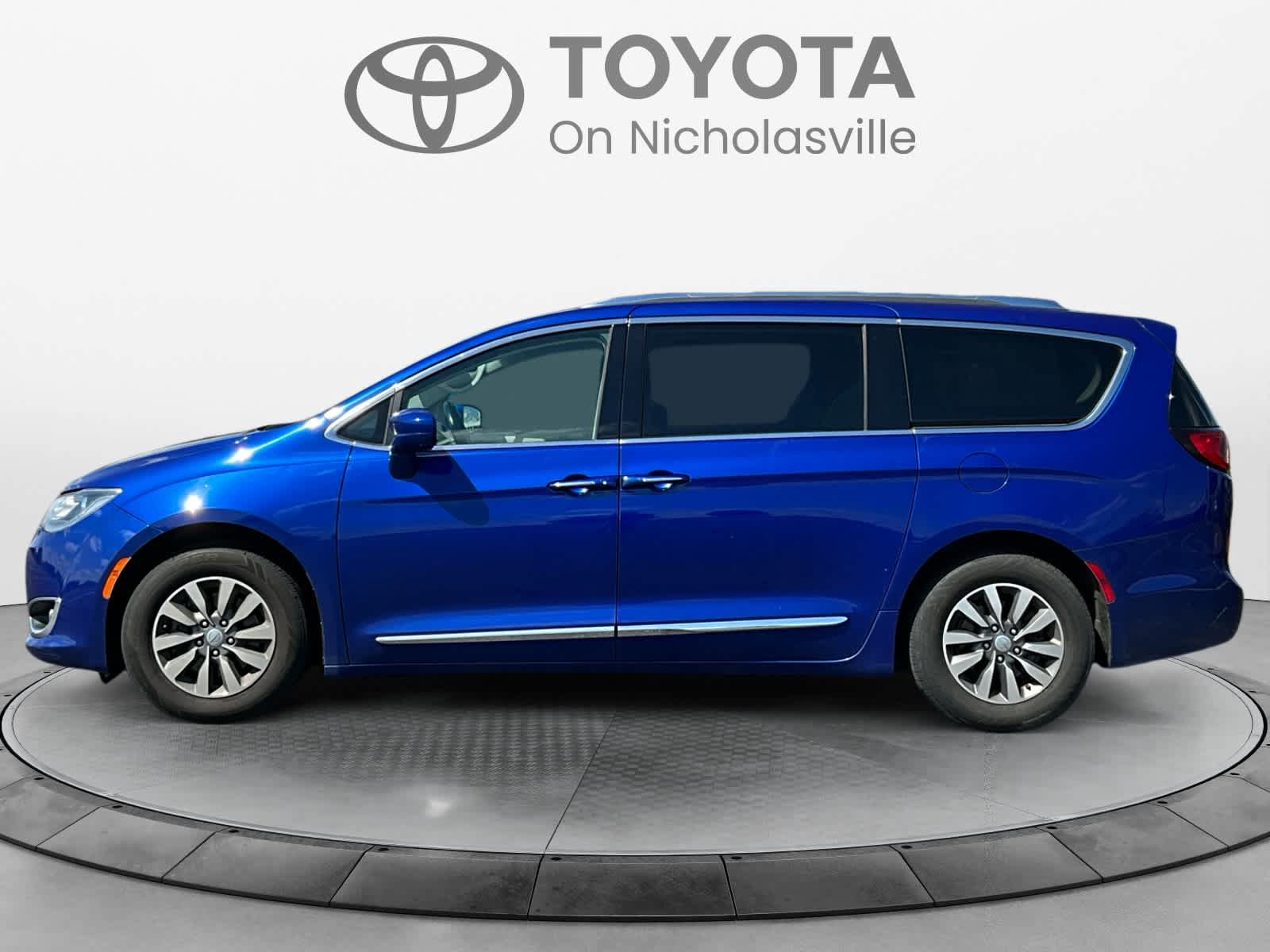 Used 2019 Chrysler Pacifica Touring-L Plus FWD image 2