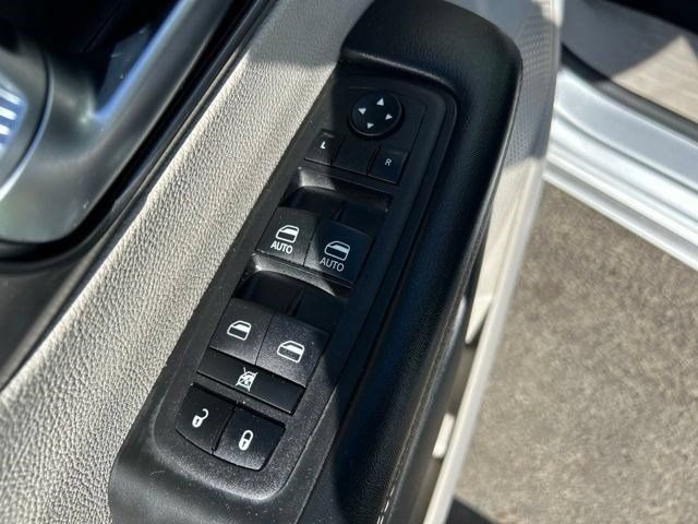 Used 2023 Chrysler Pacifica Touring-L FWD image 11