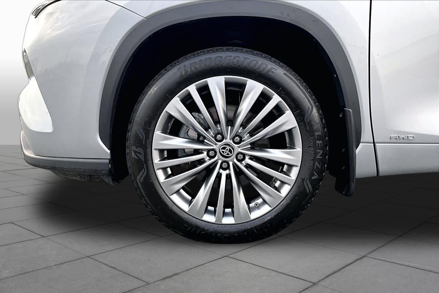 Used 2024 Toyota Highlander Platinum AWD/4WD image 11