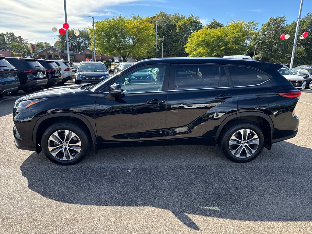 Used 2023 Toyota Highlander XLE AWD/4WD image 4