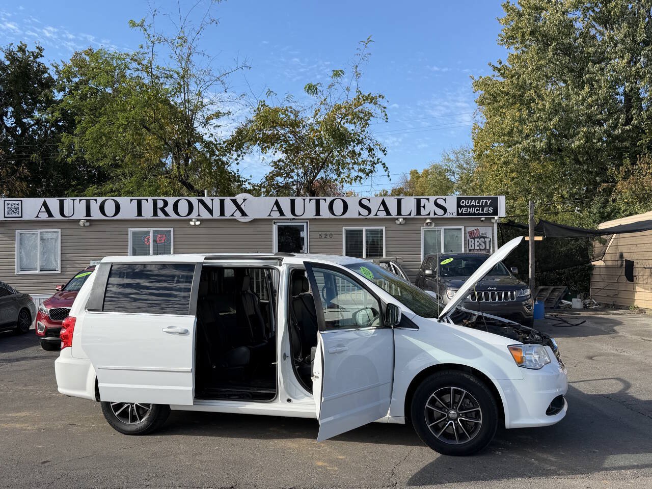 Used 2017 Dodge Grand Caravan SXT w/ Rear Park Assist Package FWD image 21
