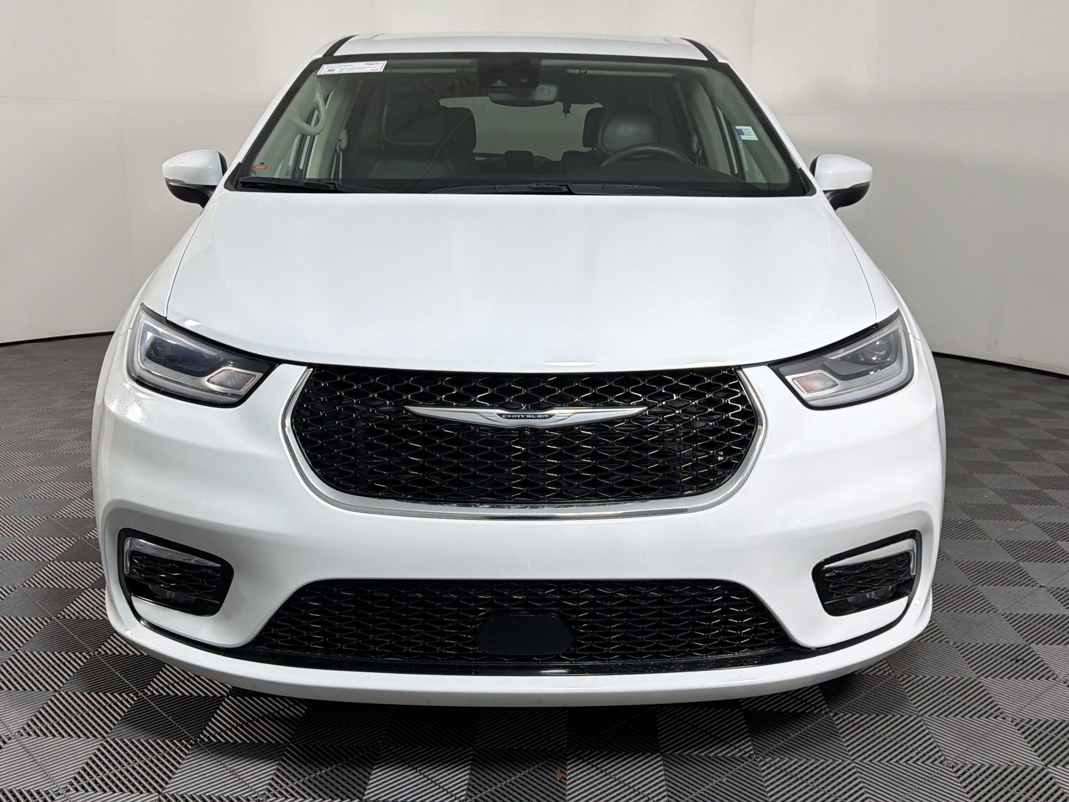 Used 2023 Chrysler Pacifica Touring-L FWD image 5