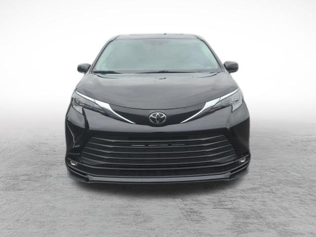 Certified 2026 Toyota Sienna XLE FWD image 2