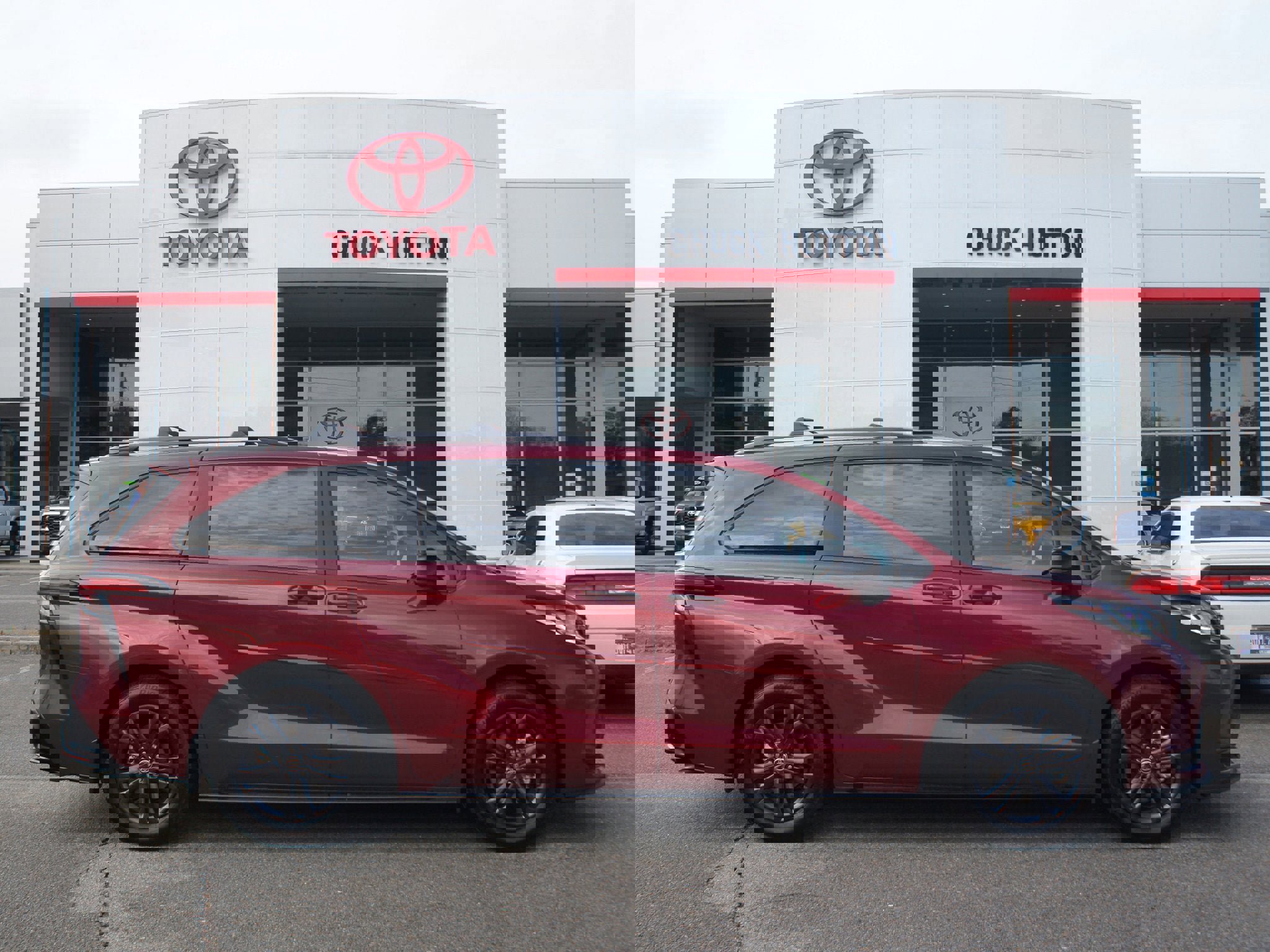 Used 2025 Toyota Sienna XSE w/ XSE Plus Package image 1