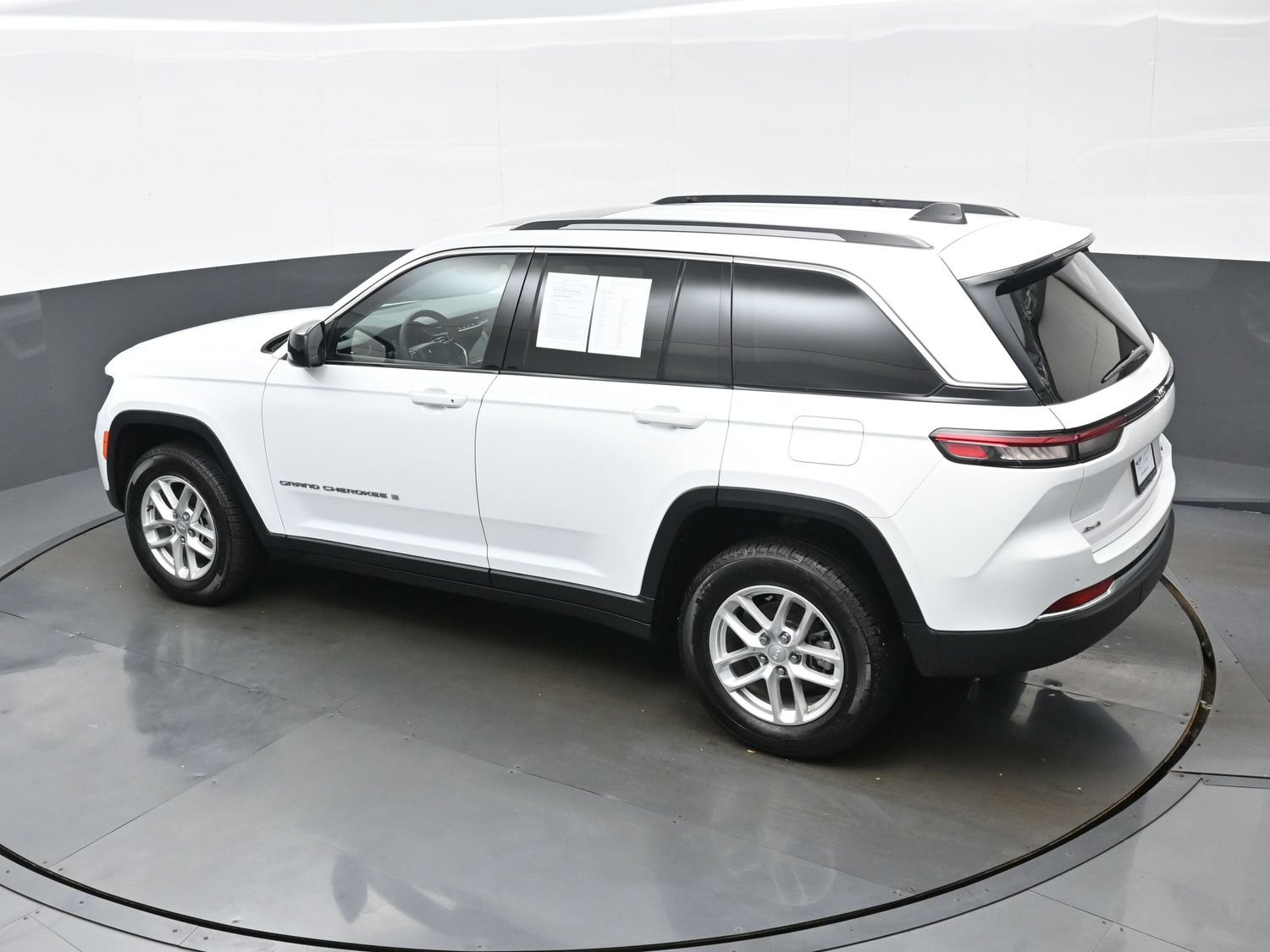 Used 2023 Jeep Grand Cherokee Laredo AWD/4WD image 34
