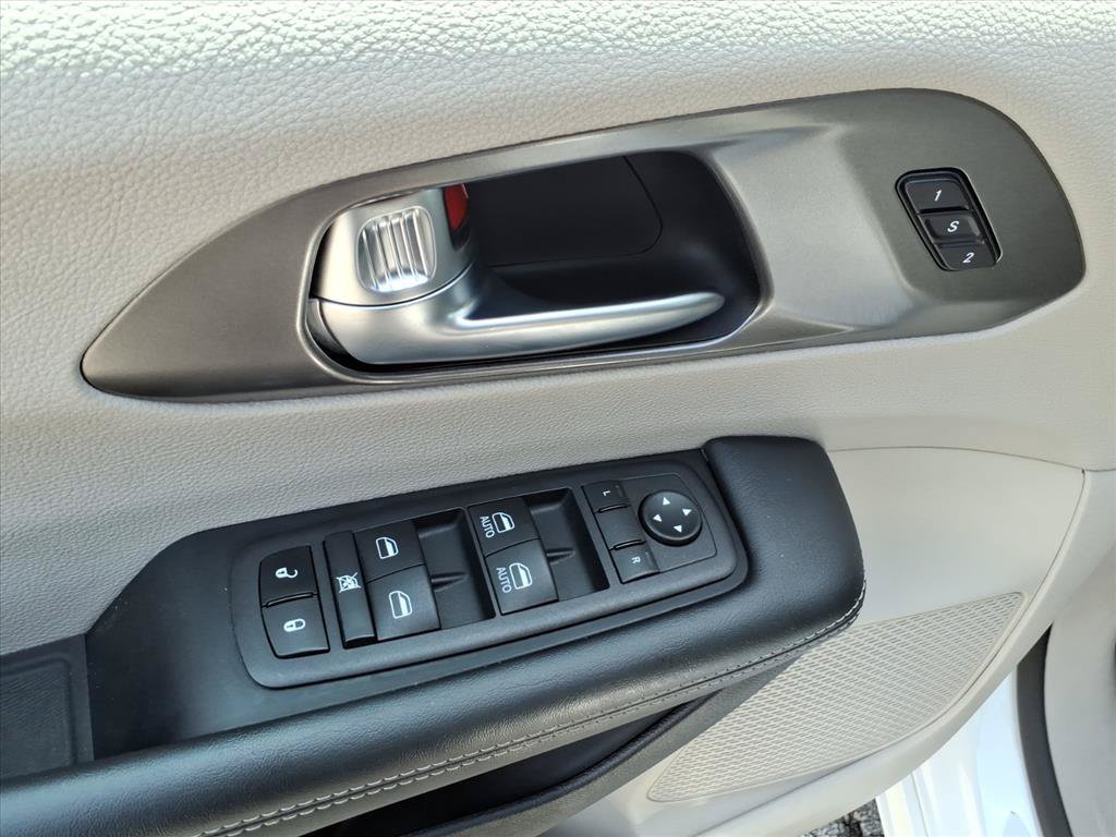 Used 2024 Chrysler Pacifica Limited FWD image 19