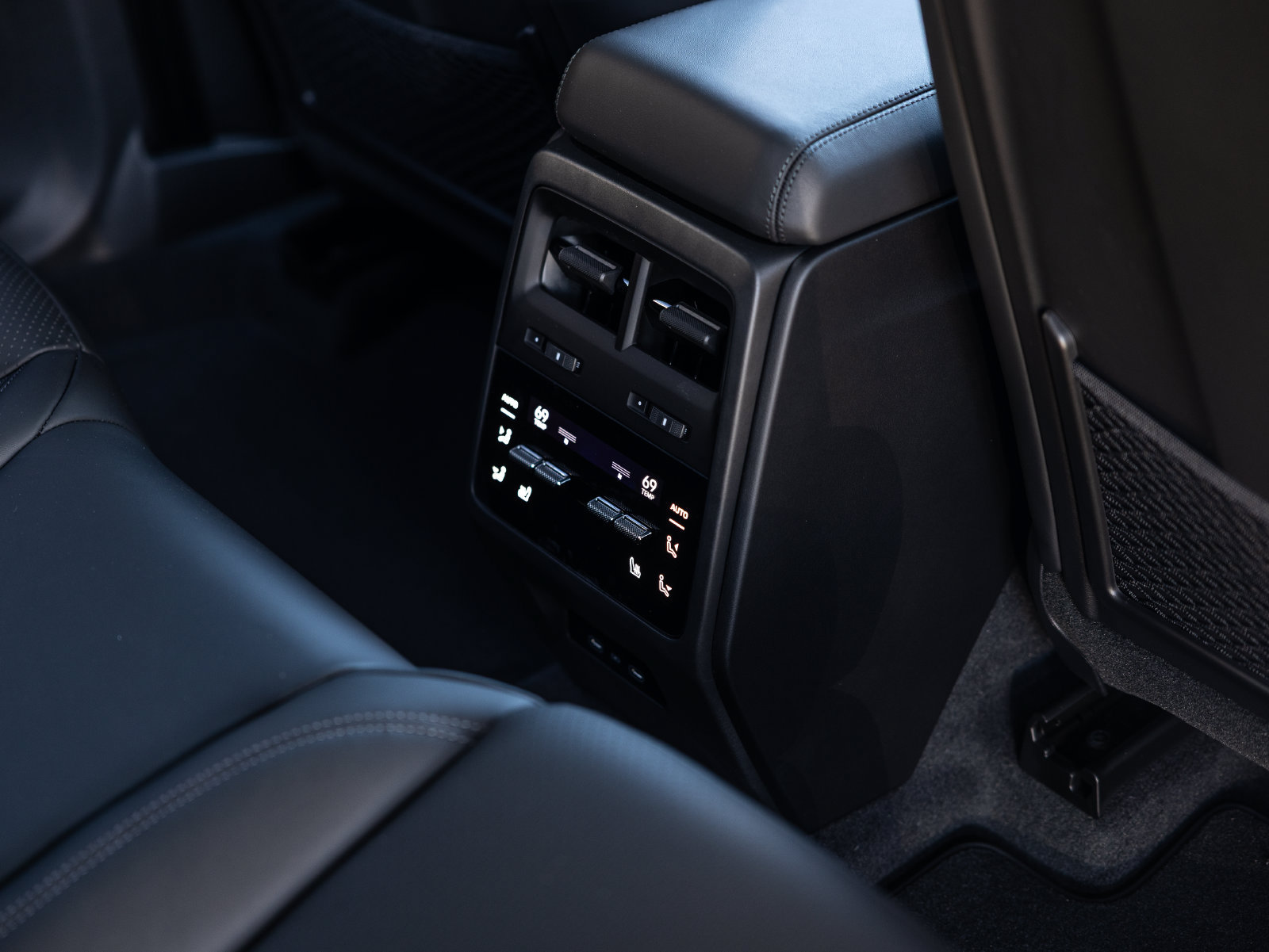 New 2026 Porsche Macan Electric RWD image 37