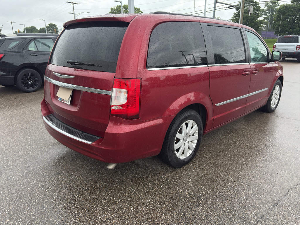 Used 2014 Chrysler Town & Country Touring FWD image 6