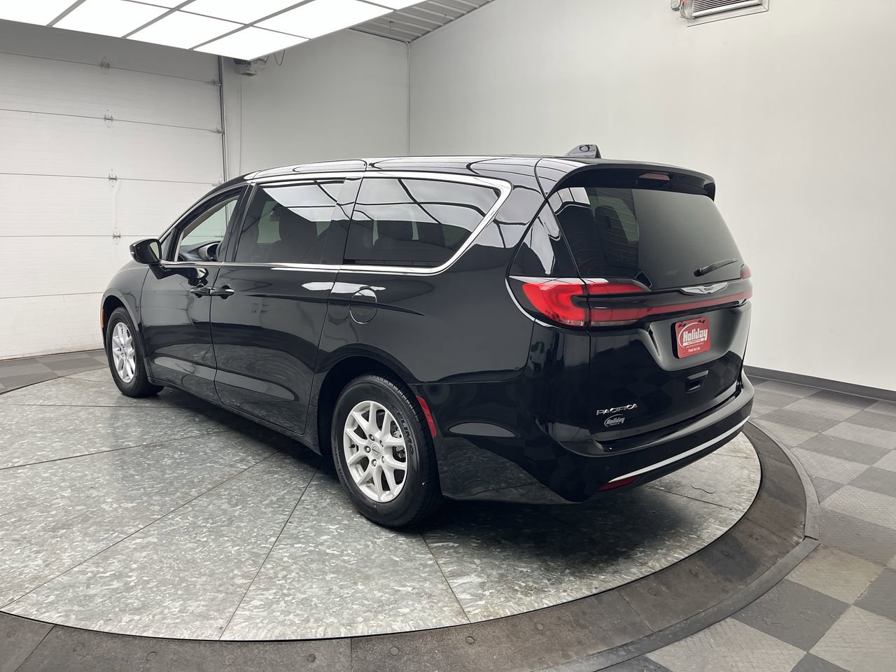 Used 2024 Chrysler Pacifica Touring-L video 2