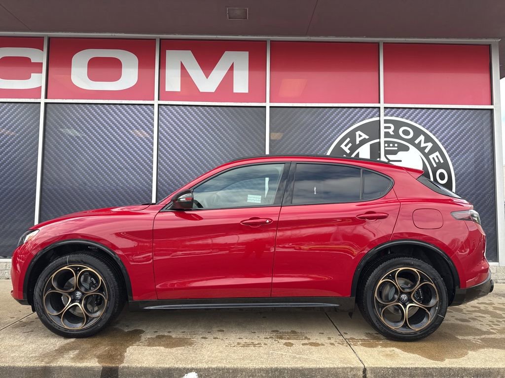 New 2025 Alfa Romeo Stelvio Sprint image 9