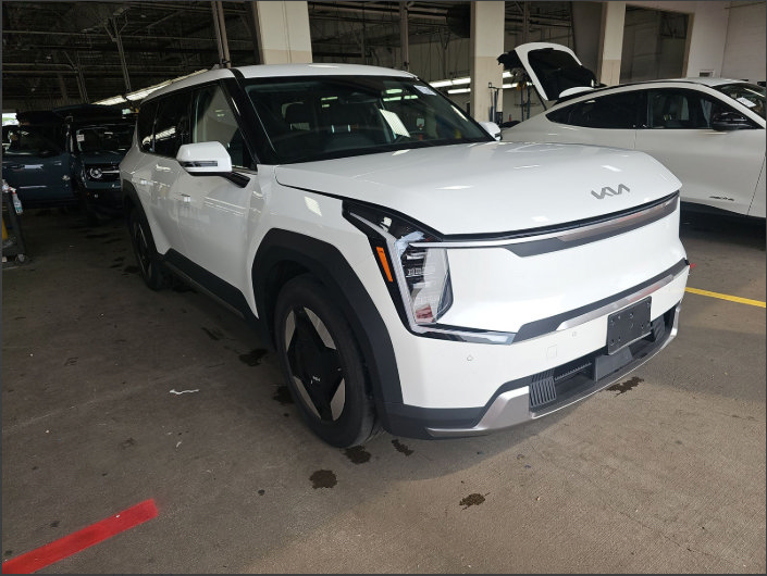 Used 2024 Kia EV9 Light Long Range RWD image 2