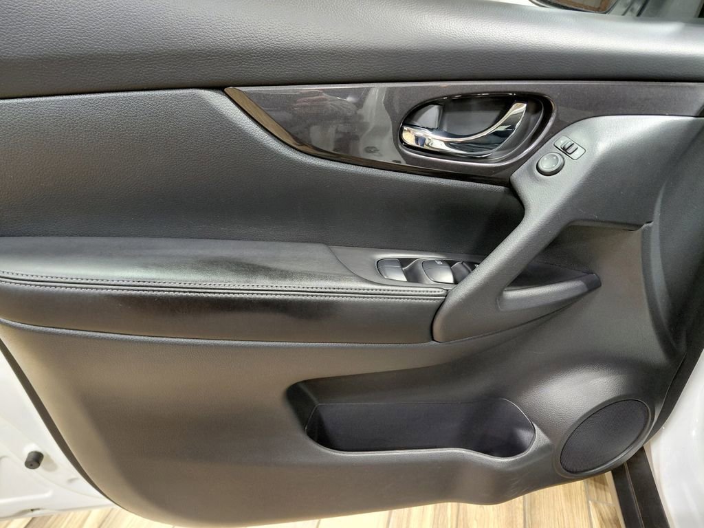 Used 2018 Nissan Rogue SV image 38