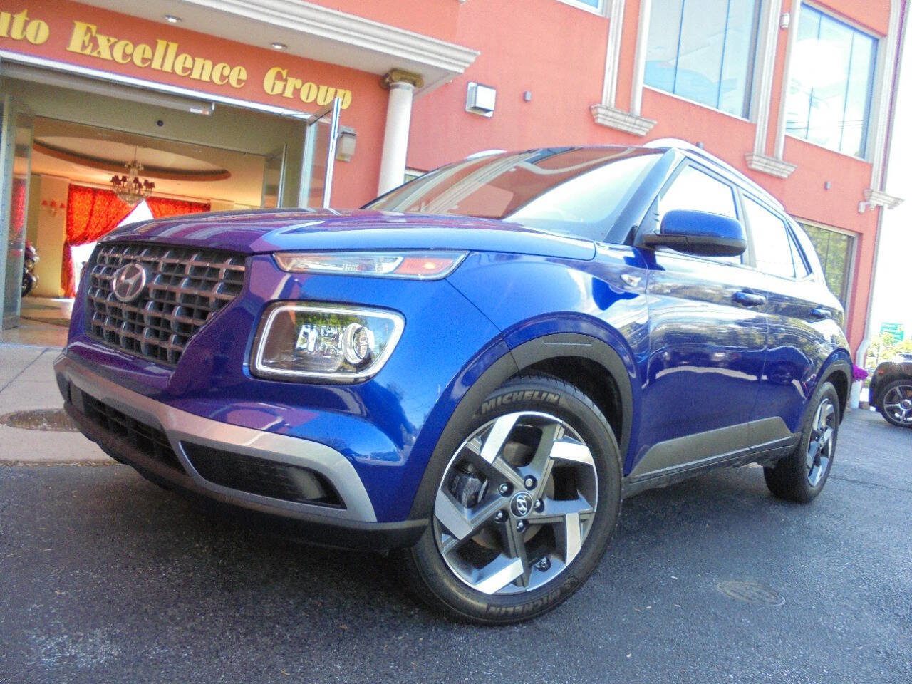 Used 2024 Hyundai Venue Limited FWD image 1
