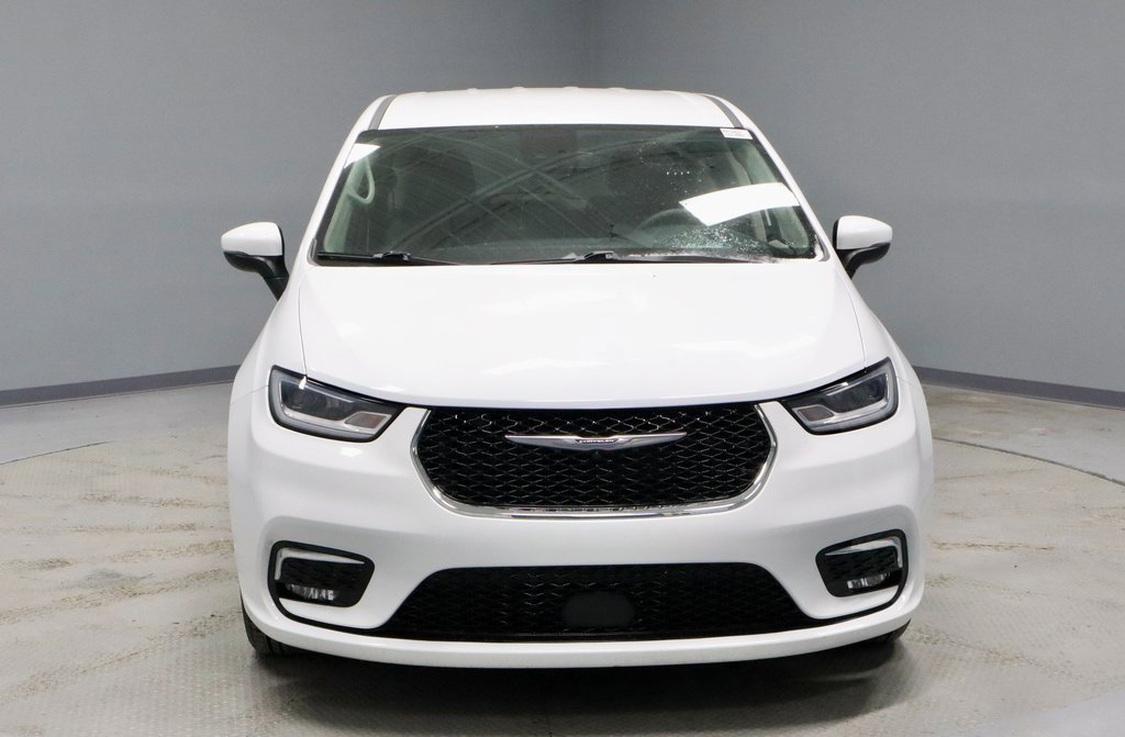 Used 2023 Chrysler Pacifica Touring-L image 8