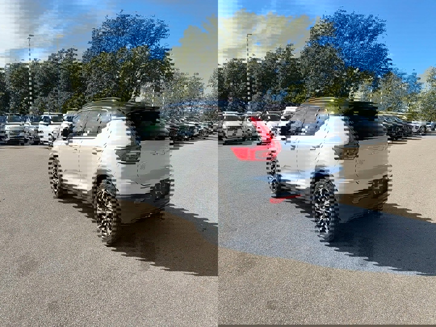 Used 2021 Volvo XC40 T5 R-Design w/ Protection Package Premier image 4