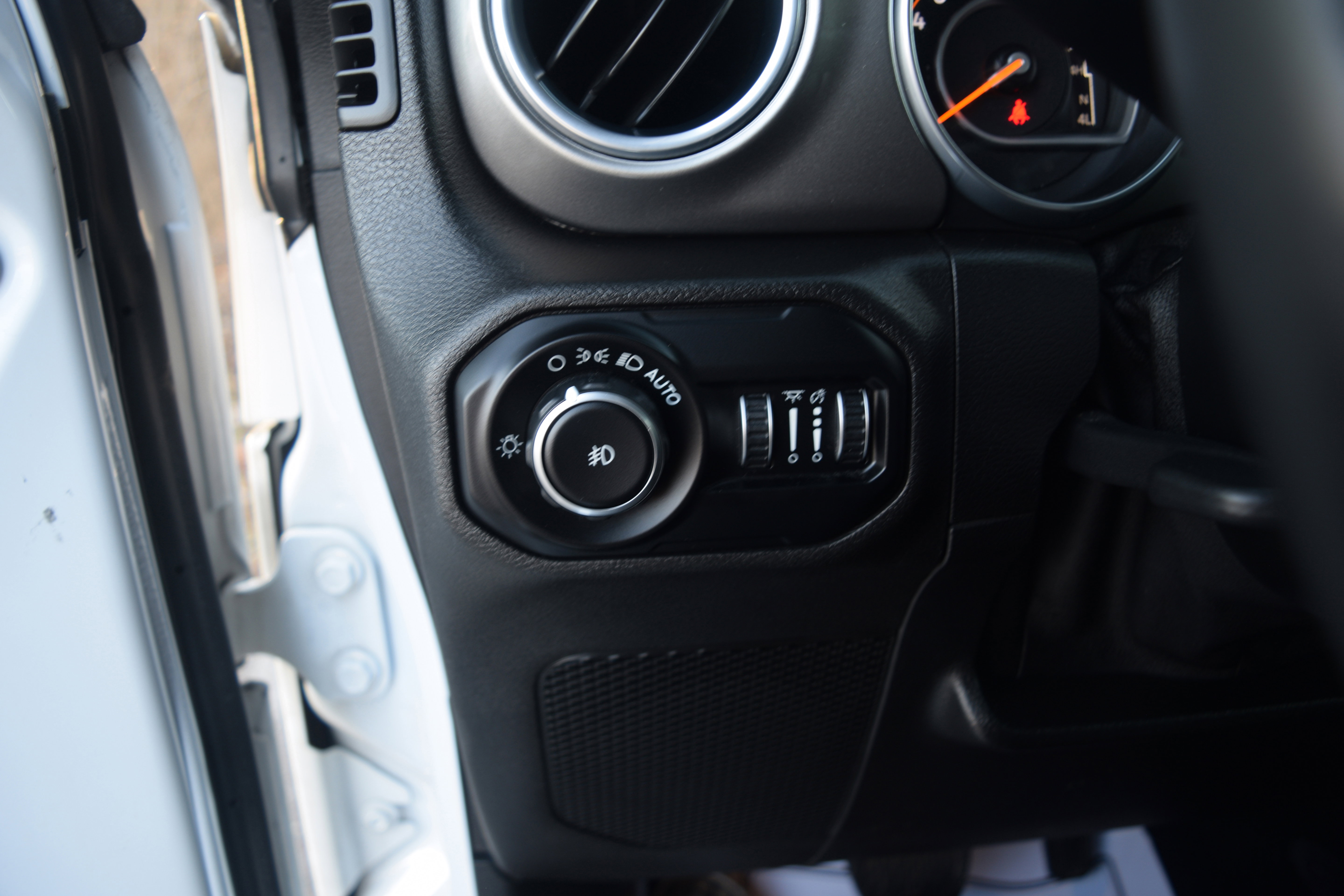 Used 2018 Jeep Wrangler Unlimited Sahara image 7