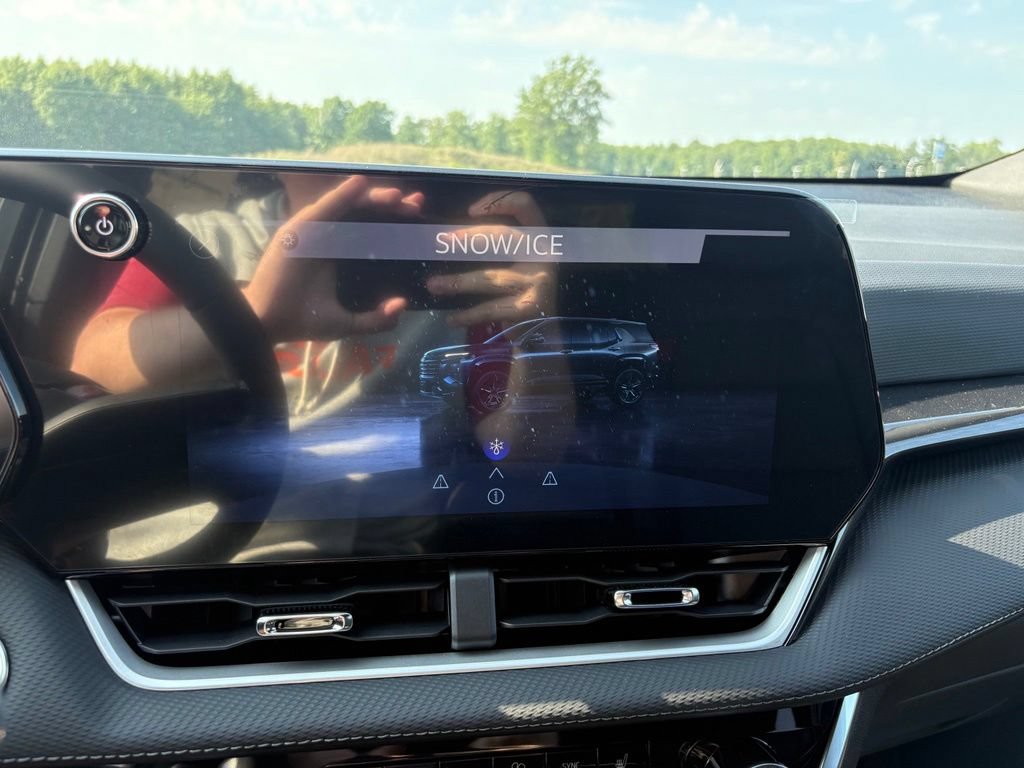 New 2027 Chevrolet Equinox LT w/ Convenience Package II FWD image 25