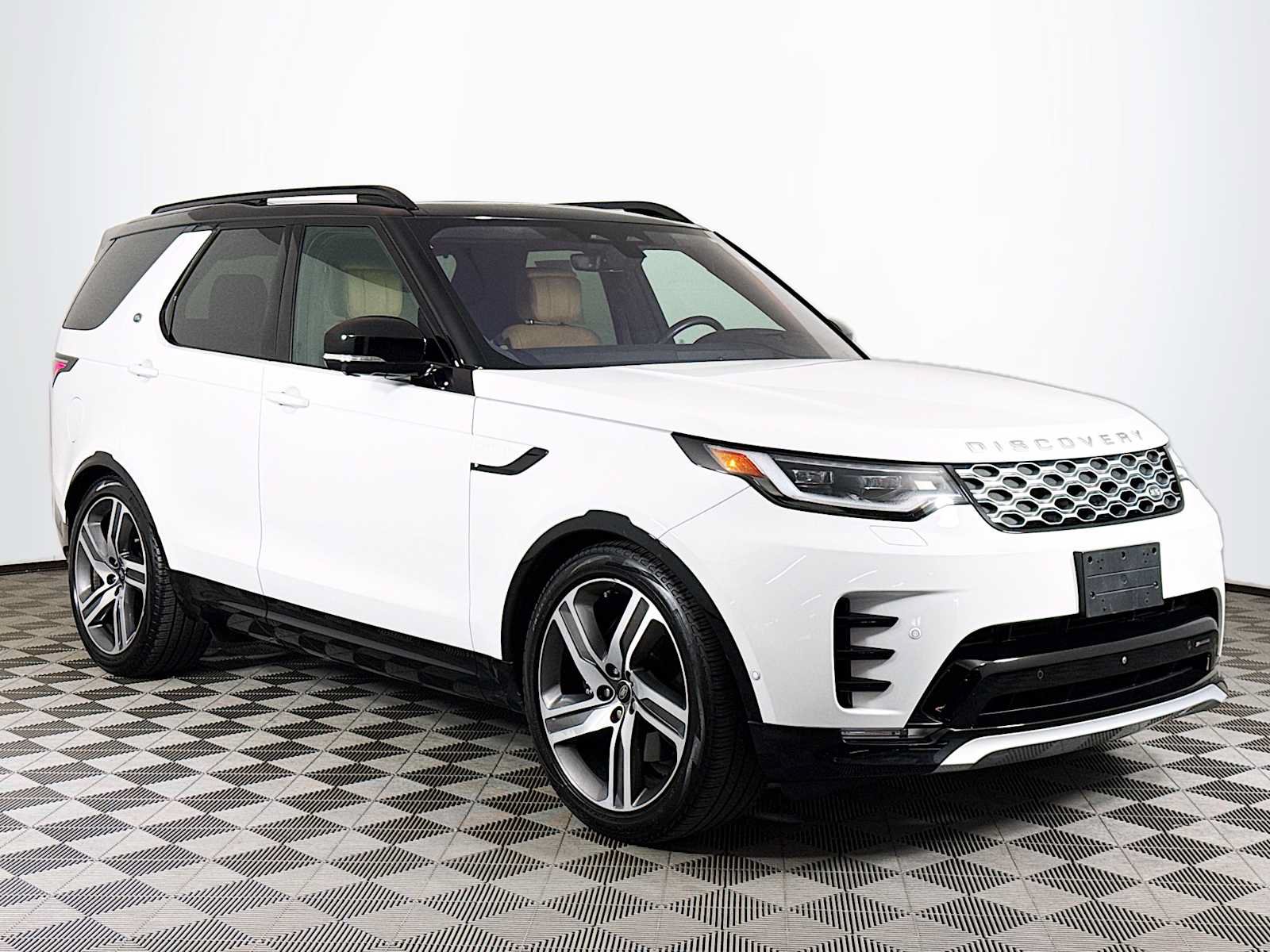 Used 2023 Land Rover Discovery Metropolitan Edition AWD/4WD image 3