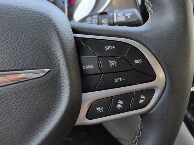 Used 2023 Chrysler Pacifica Touring-L FWD image 23