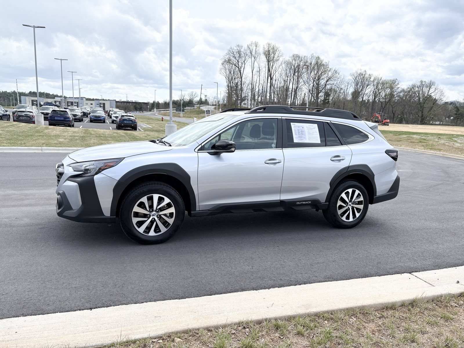 Used 2025 Subaru Outback Premium AWD/4WD image 4
