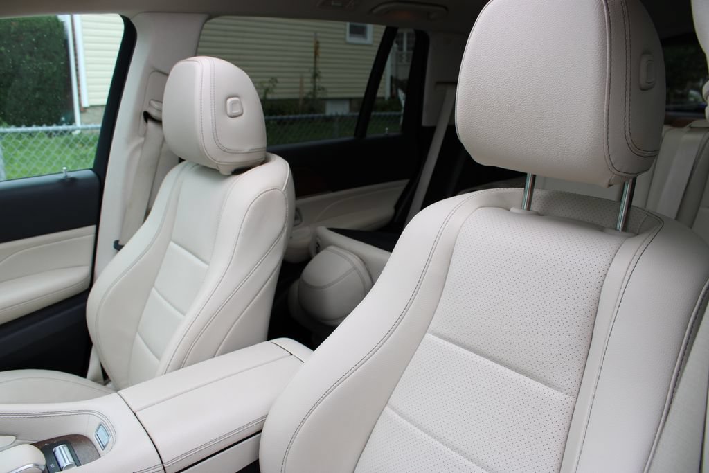 Used 2022 Mercedes-Benz GLS 450 4MATIC w/ AMG Line Exterior image 9