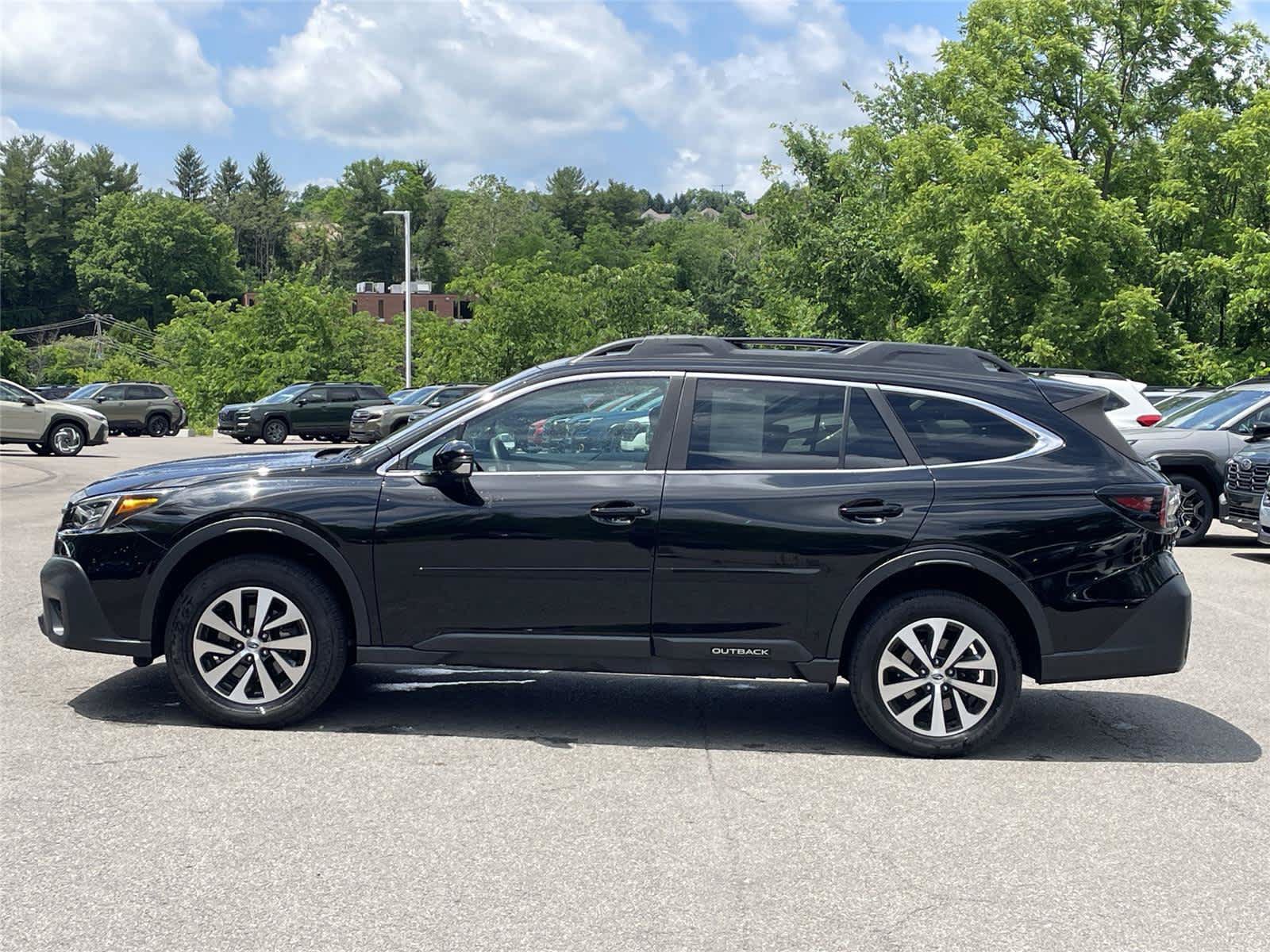 Used 2022 Subaru Outback Premium AWD/4WD image 2