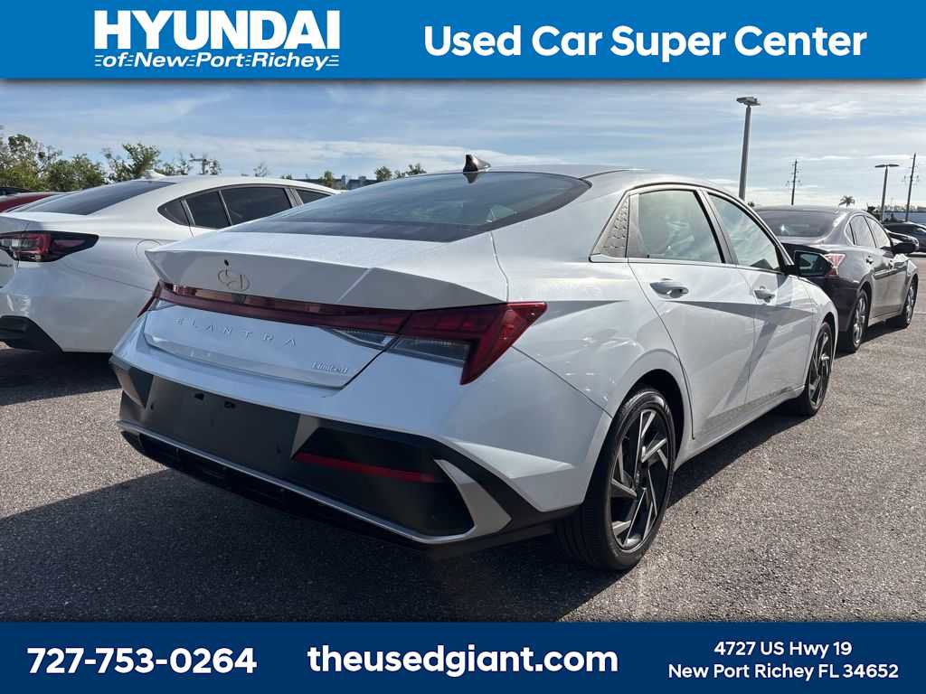 Used 2024 Hyundai Elantra Limited image 3