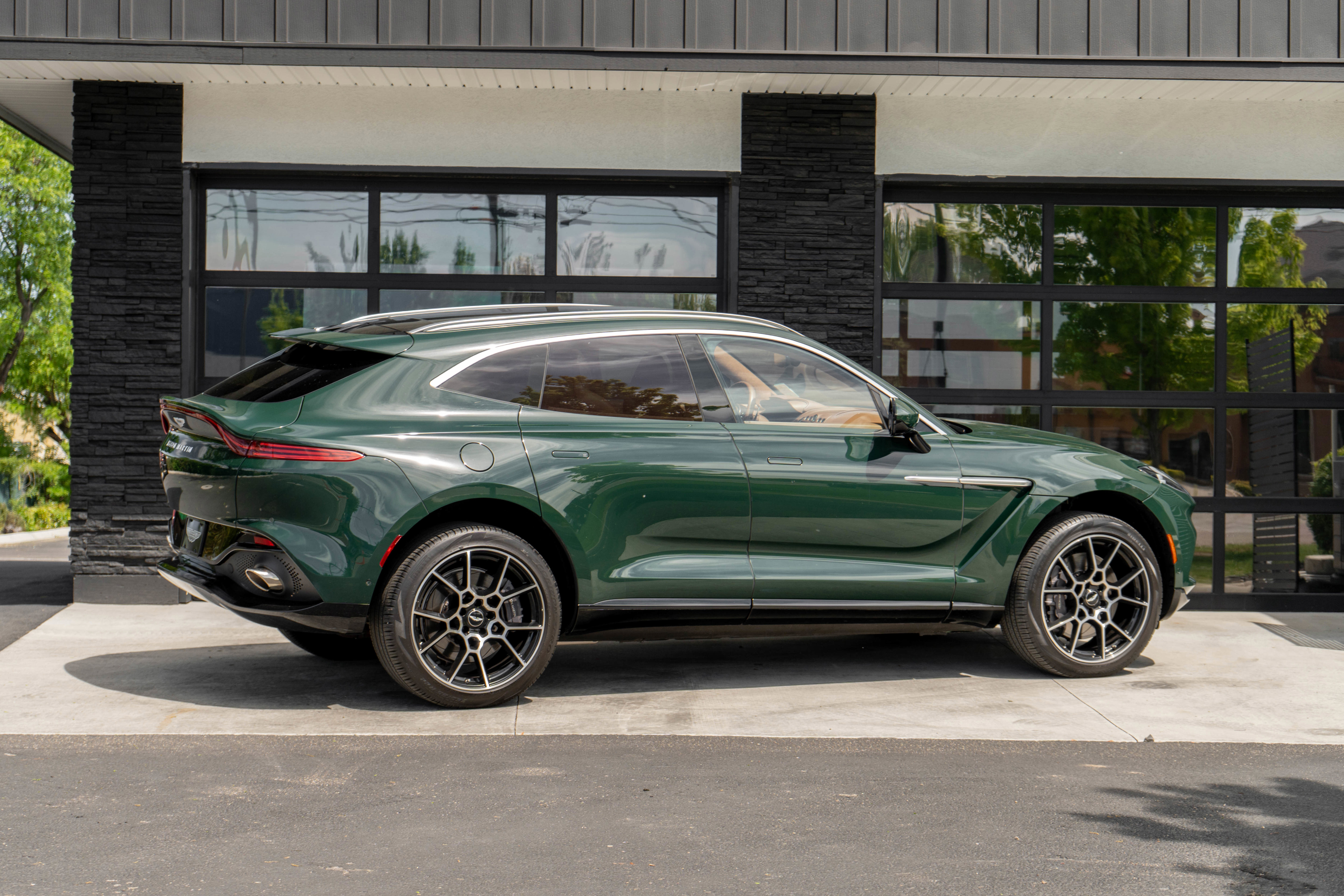 Used 2021 Aston Martin DBX AWD/4WD image 8