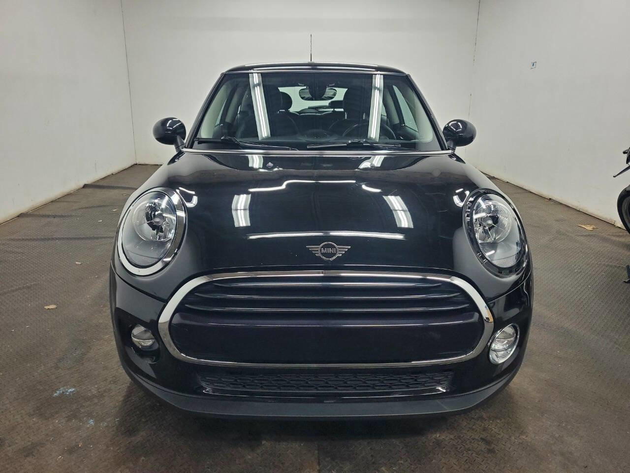 Used 2019 MINI Cooper 2-Door Hardtop w/ Signature Upholstery Package image 2
