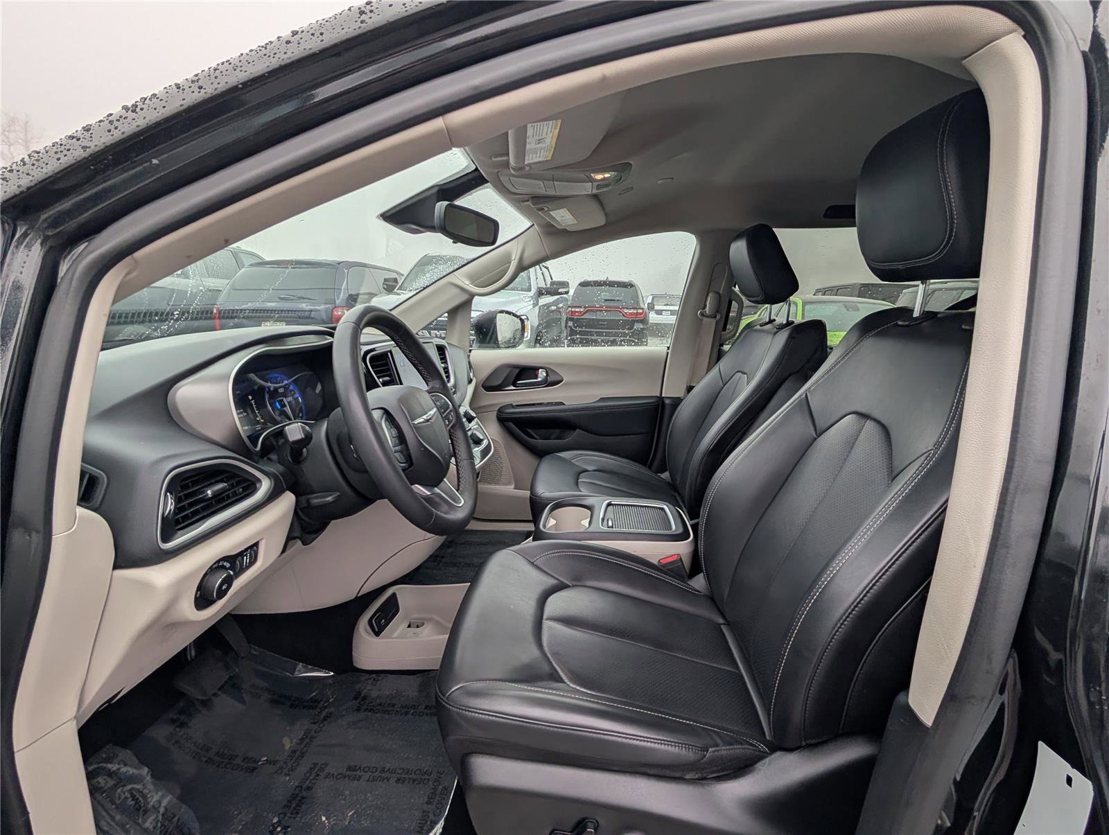 Used 2023 Chrysler Pacifica Touring-L image 15