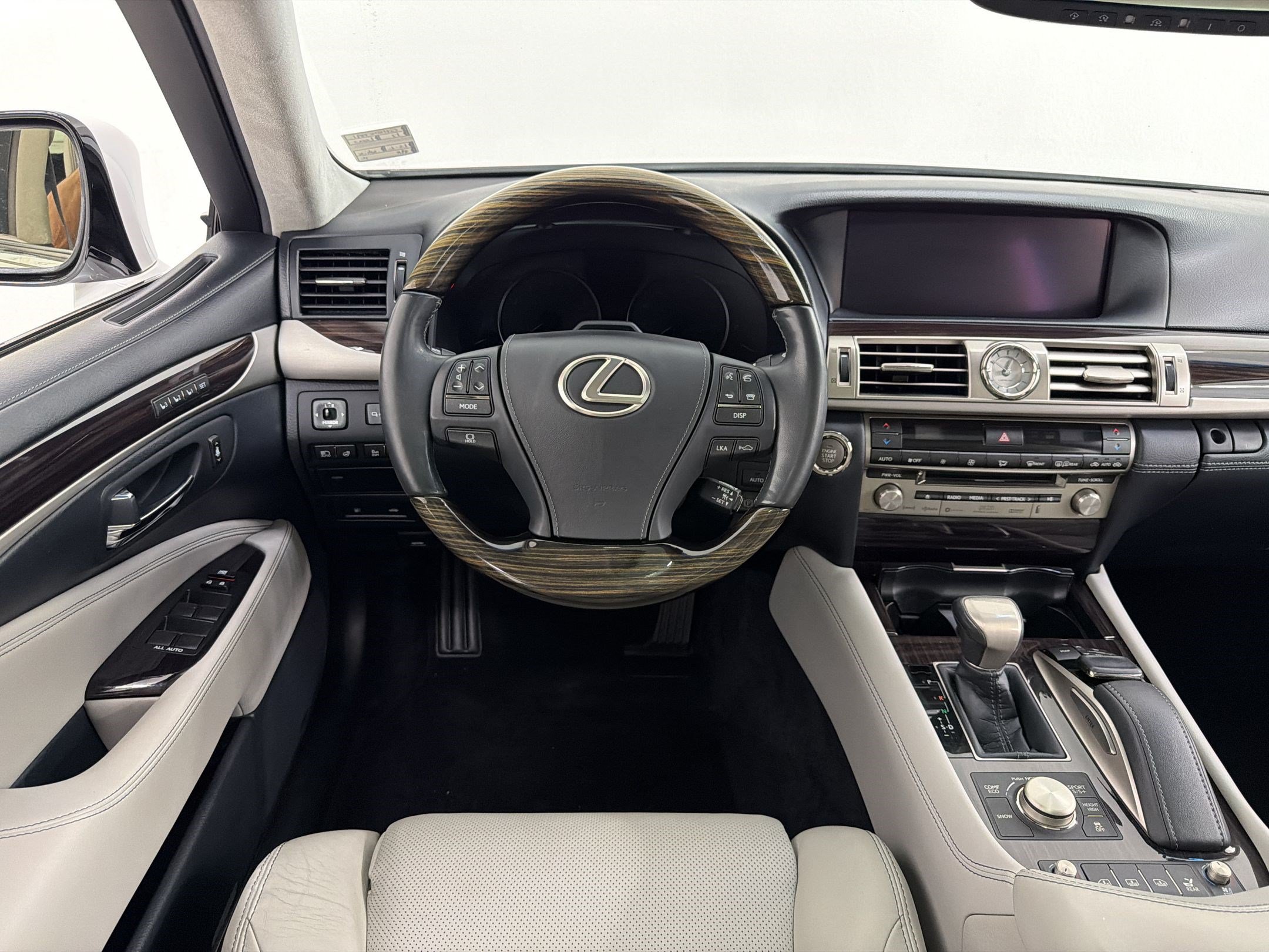 Used 2017 Lexus LS 460 L w/ Ultra Luxury Package RWD image 31