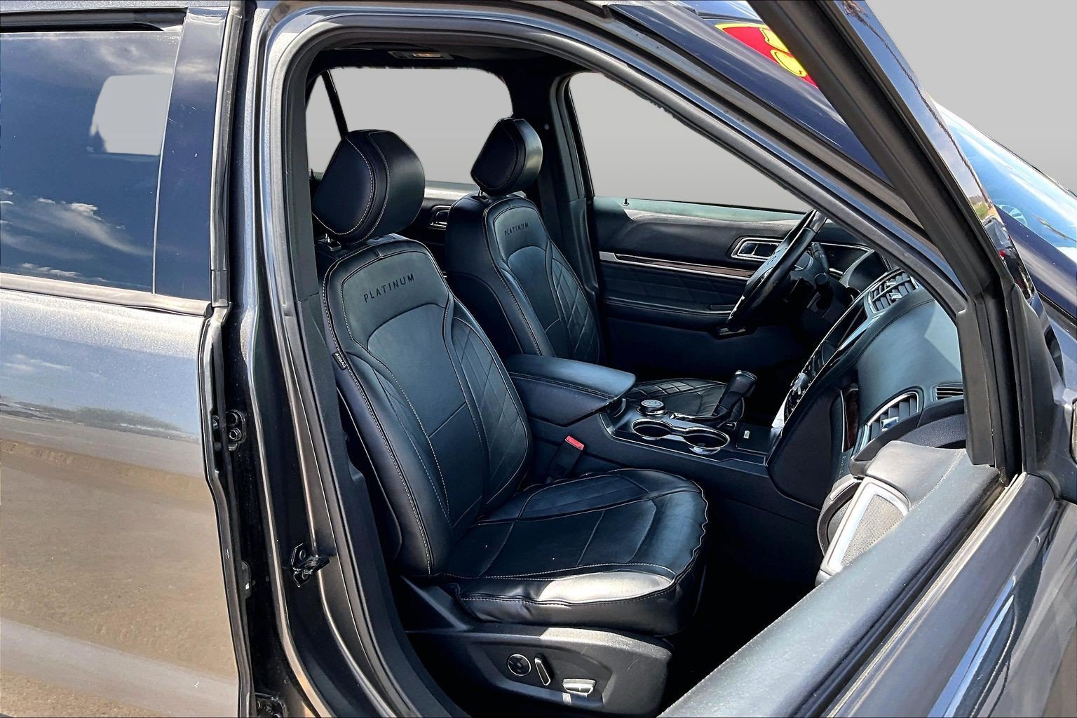 Used 2017 Ford Explorer Platinum AWD/4WD image 7