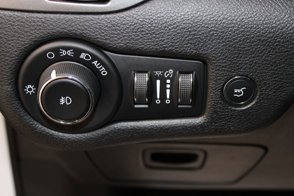 Used 2019 Jeep Cherokee Limited AWD/4WD image 33