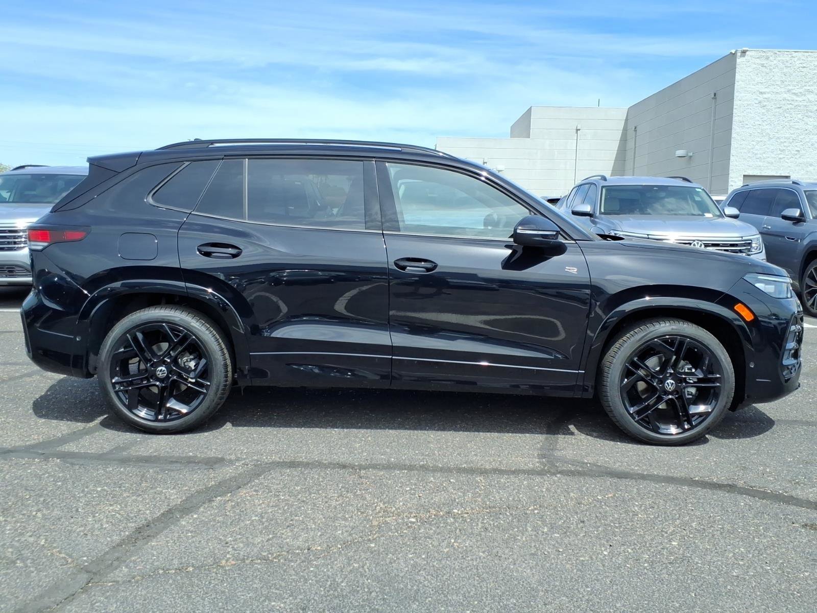 New 2026 Volkswagen Tiguan SE R-Line image 6