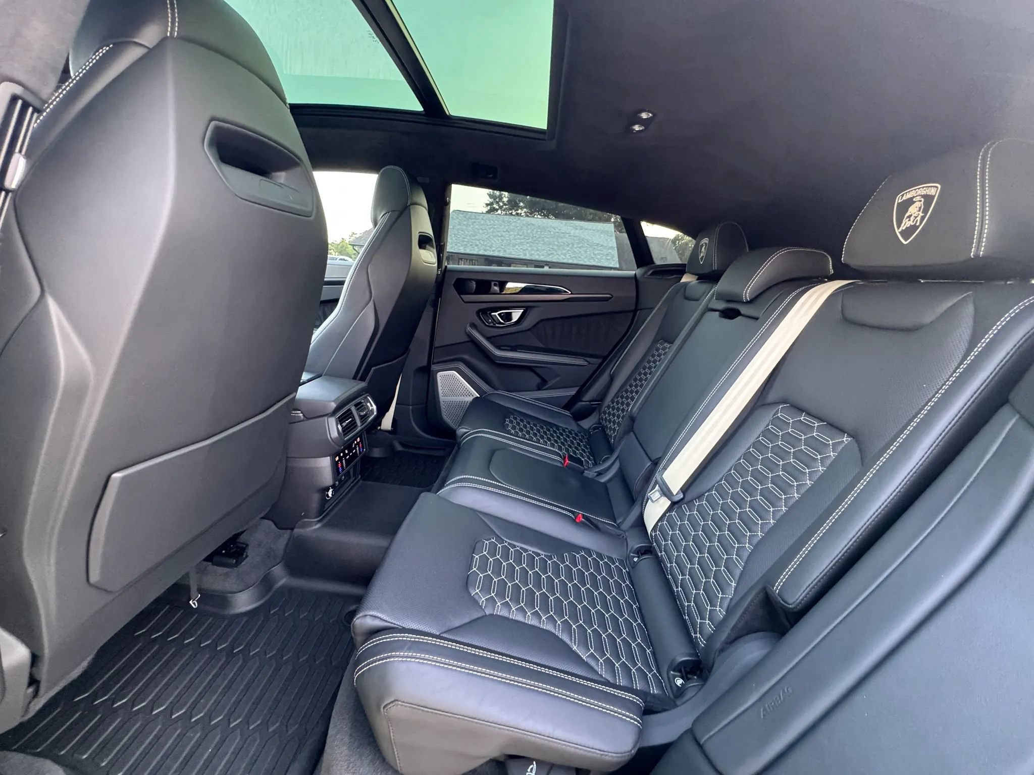 Used 2022 Lamborghini Urus AWD/4WD image 29