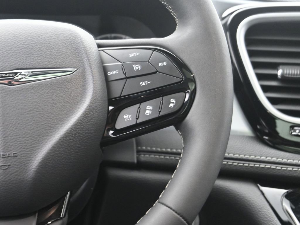 Used 2025 Chrysler Pacifica Limited image 29