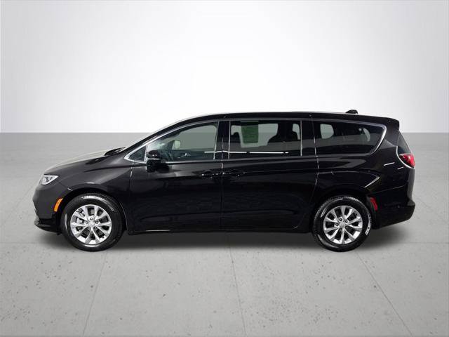 Certified 2025 Chrysler Pacifica Select AWD/4WD image 10
