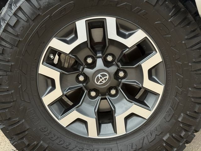 Used 2018 Toyota Tacoma TRD Off-Road AWD/4WD image 11