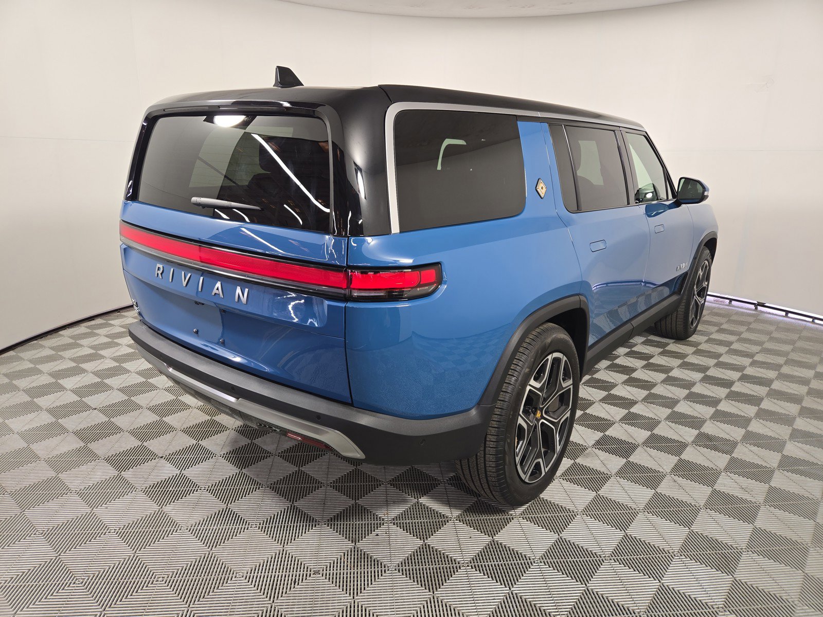 Used 2024 Rivian R1S Adventure image 5