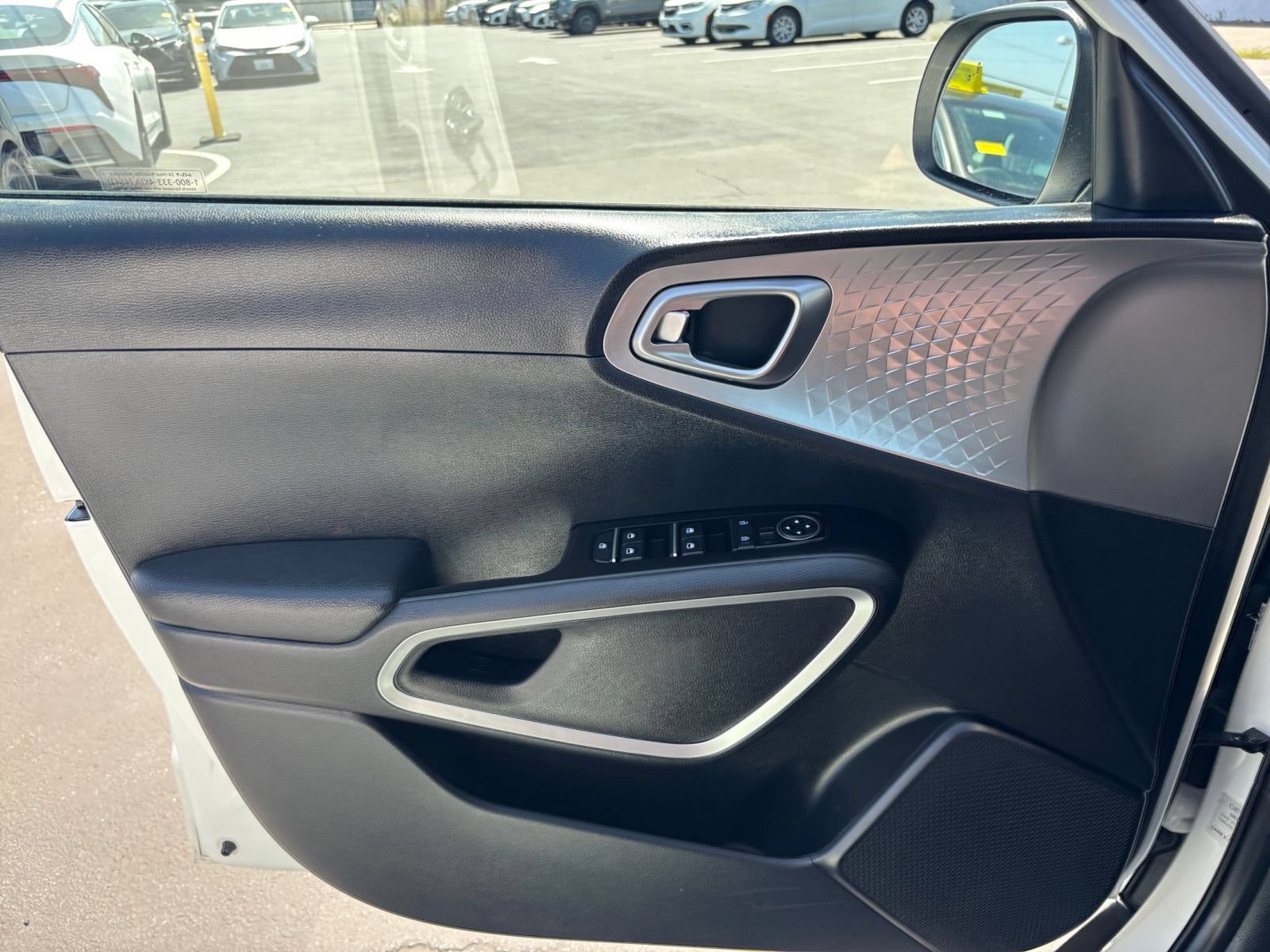 Used 2025 Kia Soul LX w/ LX Technology Package FWD image 18